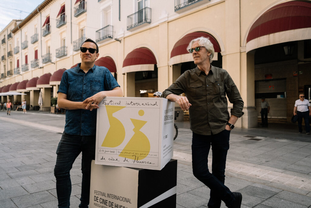 Stewart Copeland, pablo aragüés, documental copeland, copeland Huesca, músico americano, documental músico, StewartCopelandDoc, CopelandDocumental, DetrásDeLaBatería, ElRitmoDeCopeland, LaHistoriaDeStewart, DocumentalMusical, LeyendaDelRitmo, ThePolice, RockLegend, DrummingLegend, BateríaIcónica, PercusiónMaestra, MúsicaDeCopeland, MúsicaYCine, CompositorDeCine, DeLaBateríaAlCine, CopelandEnPantalla, StewartCopeland, MusicDocumentary, DrummingGenius, LegendaryDrummer, BehindTheDrums, CopelandStory, TheBeatGoesOn